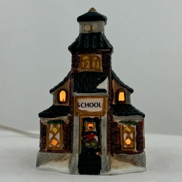 Vintage Ceramic Light-Up Christmas Village Schoolhouse Wreath Snow Small 4.5" - Picture 1 of 16